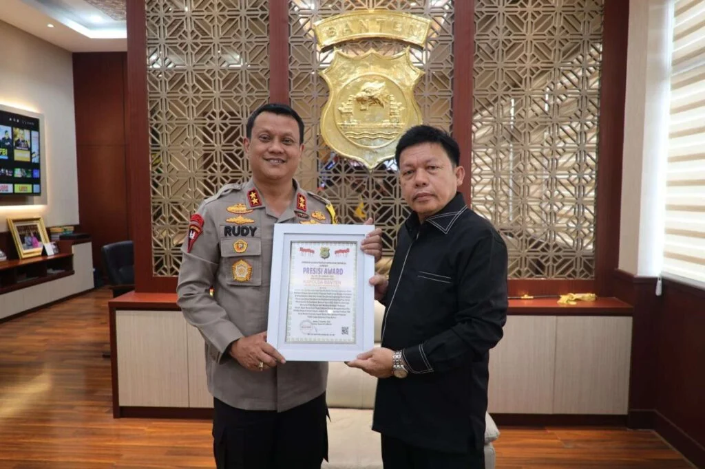Kapolda Banten meraih apresiasi dari Direktur Eksekutif Lemkapi. (FOTO: BIDHUMAS POLDA BANTEN).