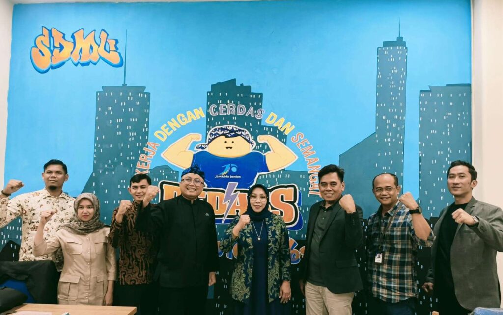 Jamkrida Banten menandatangani kerja sama dengan Bank Syariah Way Kanan (Perseroda) yang merupakan BUMD Kabupaten Way Kanan, Lampung, Jumat (10/2). (FOTO: DOK. JAMKRIDA BANTEN).