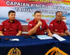 Kasi Yanverdoklan Kantor Imigrasi Kelas I Non TPI Serang, Adi Fachmianur (kiri) bersama Kepala Kantor Imigrasi Kelas I Non TPI Serang (tengah) dan Kasi Inteldakim Kantor Imigrasi Kelas I Non TPI Serang Hattor Tampubolon (kanan). (FOTO: ESIH/EKBISBANTEN.COM).