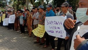 Ketua RT dan RW saat melakukan aksi unjuk rasa dukungan pengadaan sepeda listri di depan gedung DPRD Pandeglang beberapa waktu lalu. (Foto: Rizal/ekbisbanten.com)