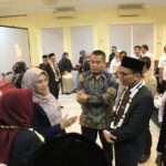 Bupati Pandeglang Irna Narulita berbincang dengan Komisioner KPU Pandeglang. Foto: Humas untuk ekbisbanten.com