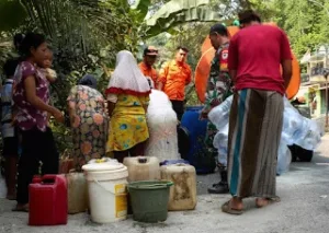 Warga Cilowong Legok saat mendatangi mobil BPBD.