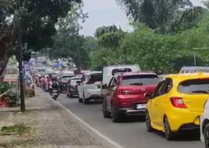 Jalan Ciekek - Mengger Pandeglang macet parah