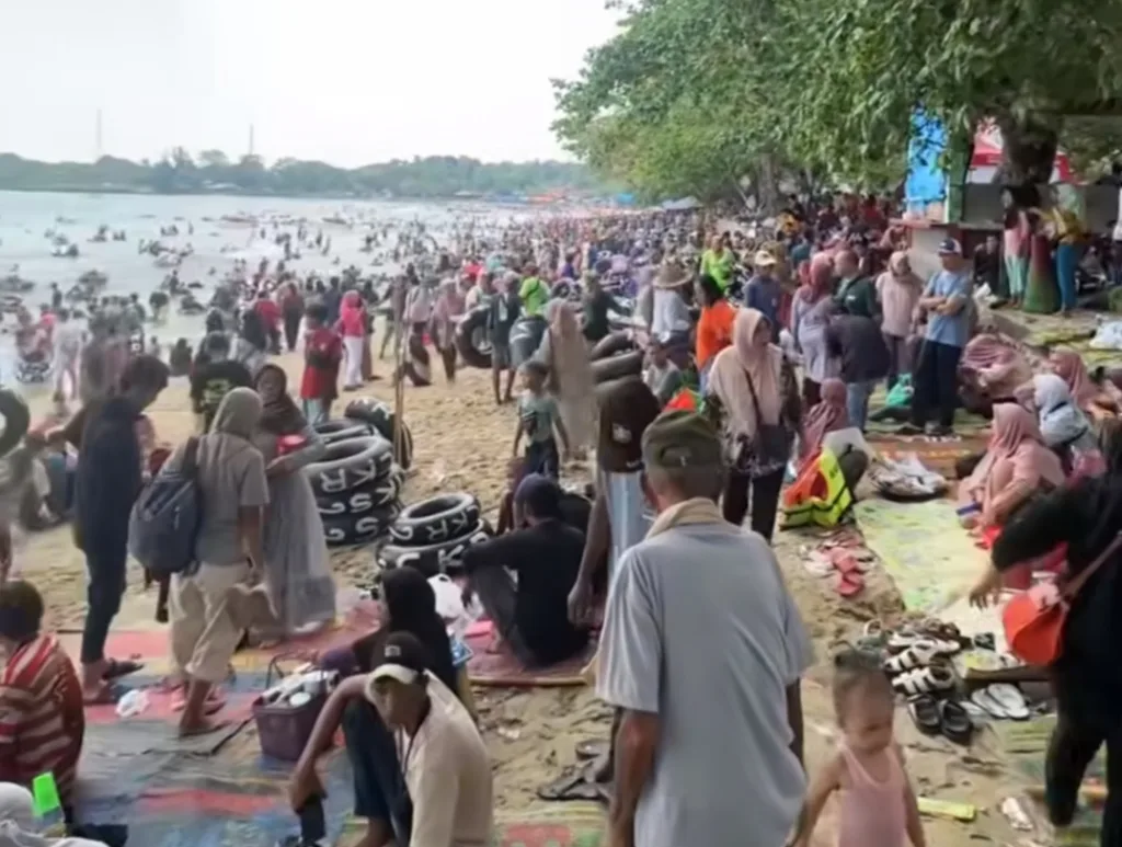 Sejumlah wisatawan menikmati libur Lebaran 2024 dengan mengunjungi Pantai Pasir Putih Carita, Pandeglang, Kamis(11/4/2024).
