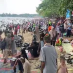 Sejumlah wisatawan menikmati libur Lebaran 2024 dengan mengunjungi Pantai Pasir Putih Carita, Pandeglang, Kamis(11/4/2024).