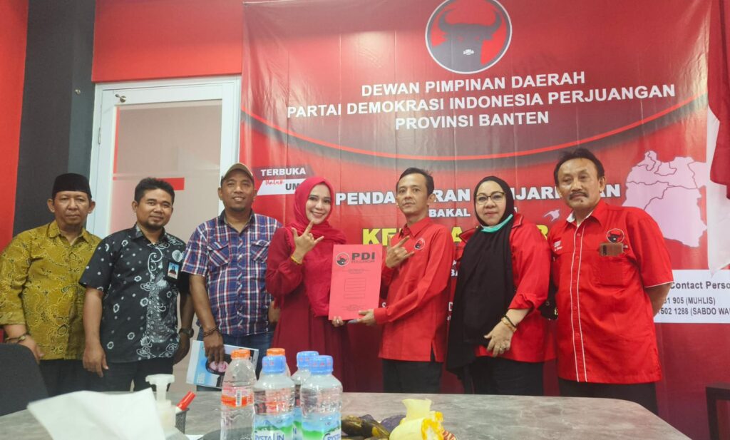 Ratu Ageng Rekawati menyerahkan formulir penjaringan sebagai bakal calon gubernur Banten ke DPD PDI Perjuangan Provinsi Banten, Sabtu (4/5/2024). (Foto: Ismatullah/Ekbisbanten.com)