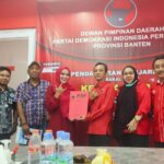 Ratu Ageng Rekawati menyerahkan formulir penjaringan sebagai bakal calon gubernur Banten ke DPD PDI Perjuangan Provinsi Banten, Sabtu (4/5/2024). (Foto: Ismatullah/Ekbisbanten.com)