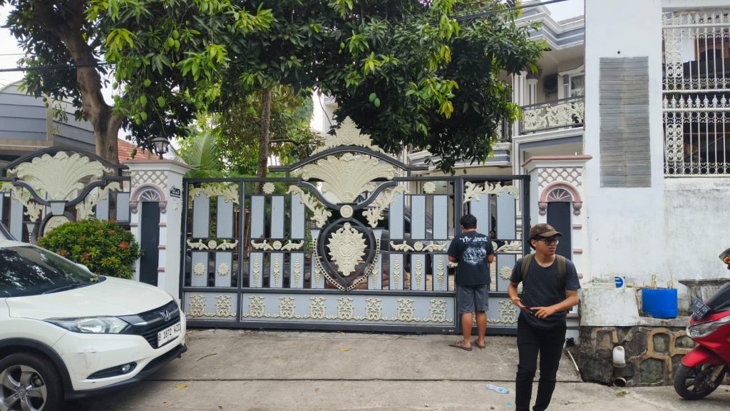 Penampakan garasi rumah mewah yang dijadikan sebagai pabrik ekatasi, di Linkungan Gurugui, RT. 14 RW. 01, Kelurahan Lialang, Kecamatan Taktakan, Kota Serang. (Foto: Ismatullah