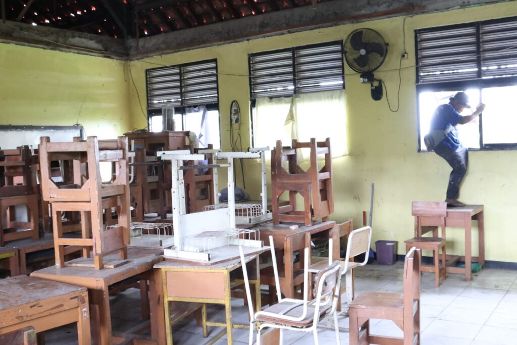 Sekolah Ambruk